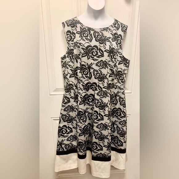 Liz Claiborne Dresses & Skirts - Liz Claiborne fit and flare floral dress size 16 Black White